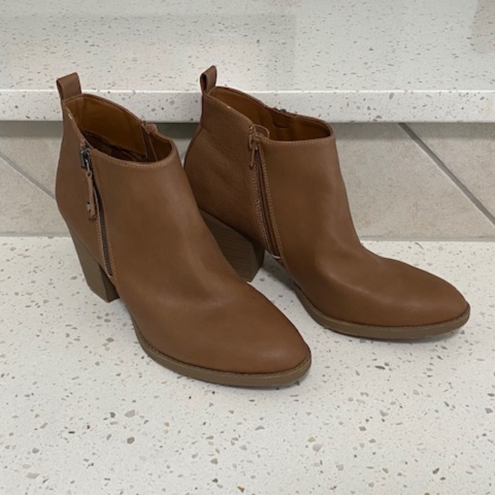 NWOT Universal Thread Booties